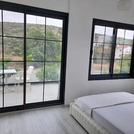 Cesme Merkezde Oezel Havuzlu Villa, Ildiri