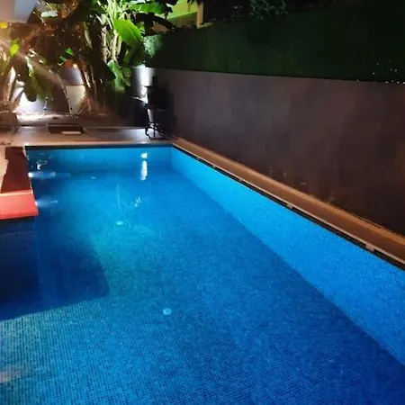 Cesme Merkezde Oezel Havuzlu Villa,