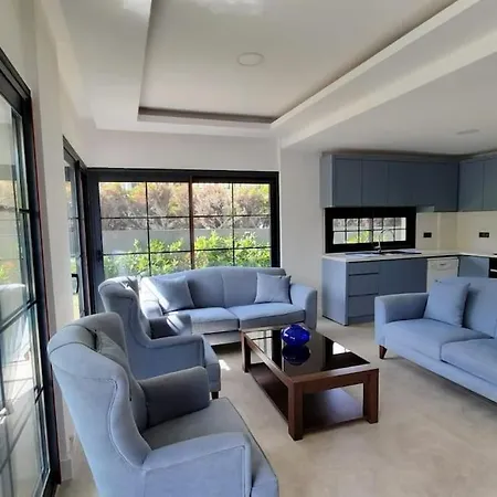 Cesme Merkezde Oezel Havuzlu Villa,
