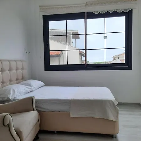 Cesme Merkezde Oezel Havuzlu Villa, Ildiri