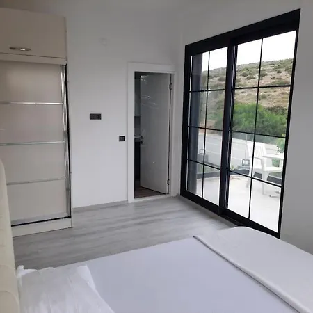 Cesme Merkezde Oezel Havuzlu Villa, Ildiri