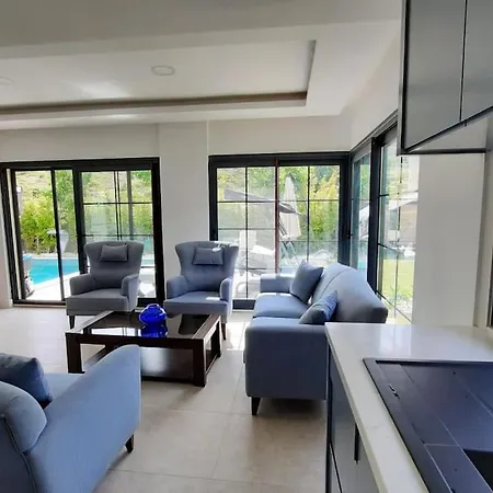 Cesme Merkezde Oezel Havuzlu Villa, Ildiri