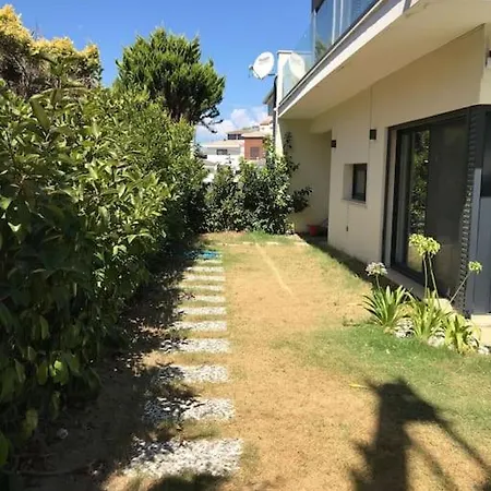 Cesme Merkezde Oezel Havuzlu Villa,