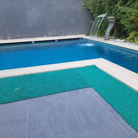Villa Cesme Merkezde Oezel Havuzlu Villa,