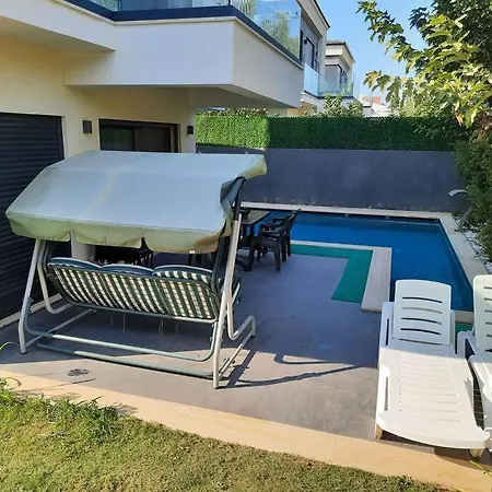 Cesme Merkezde Oezel Havuzlu Villa, Ildiri