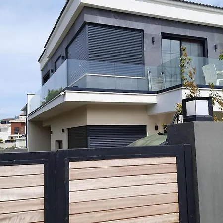 Cesme Merkezde Oezel Havuzlu Villa,