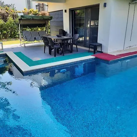 Villa Cesme Merkezde Oezel Havuzlu Villa,