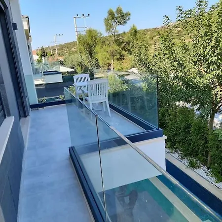 Villa Cesme Merkezde Oezel Havuzlu Villa,