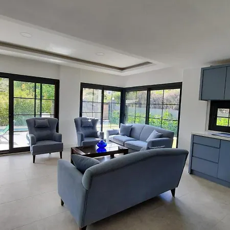Cesme Merkezde Oezel Havuzlu Villa,