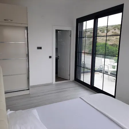 Cesme Merkezde Oezel Havuzlu Villa, Villa
