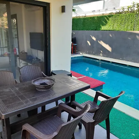 Cesme Merkezde Oezel Havuzlu Villa,