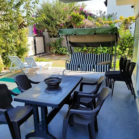 Cesme Merkezde Oezel Havuzlu Villa, *