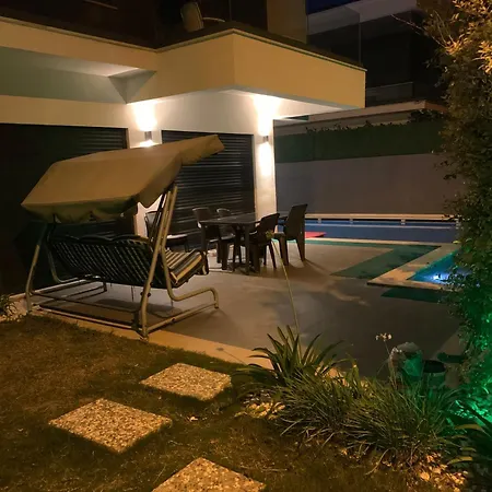 Cesme Merkezde Oezel Havuzlu Villa,