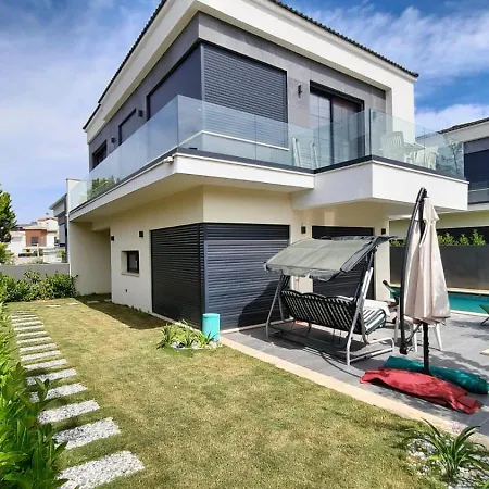 Cesme Merkezde Oezel Havuzlu Villa, Private Pool At Cesme Center فيلة *