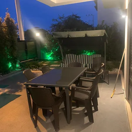 Villa Cesme Merkezde Oezel Havuzlu Villa, Ildır