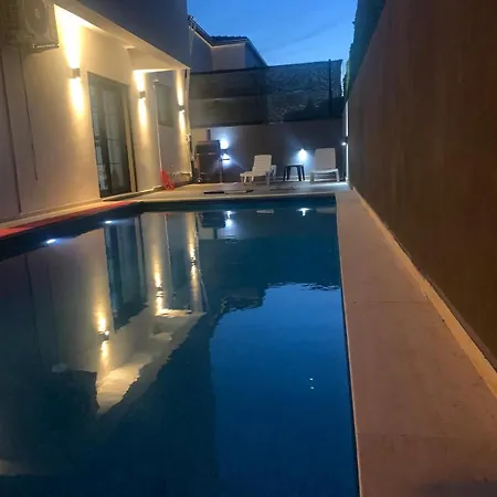 Villa Cesme Merkezde Oezel Havuzlu Villa, *