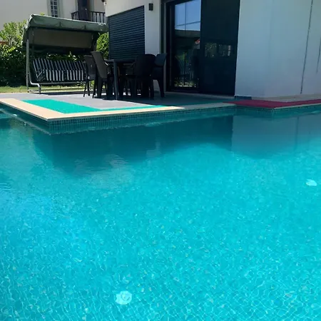 Cesme Merkezde Oezel Havuzlu Villa, *